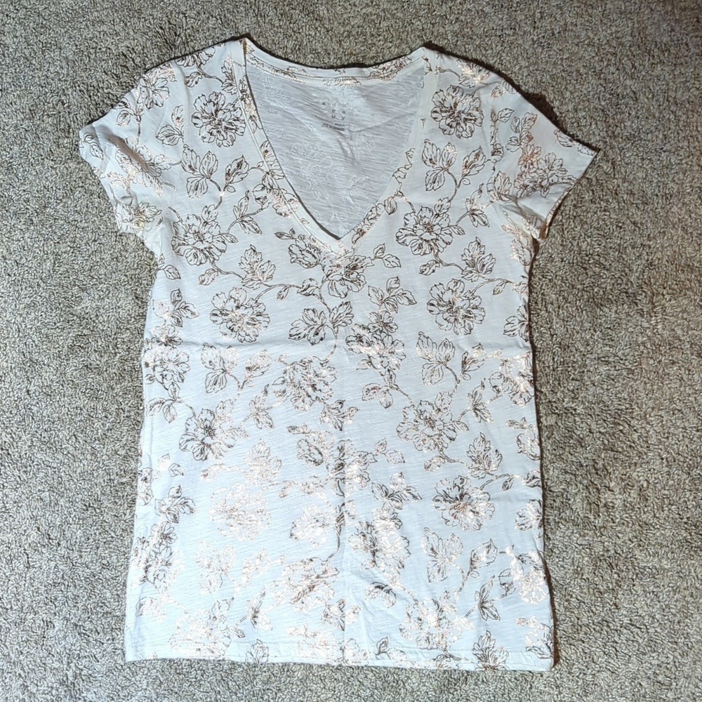 A new way white v-neck Tshirt with gold flower pattern, size small